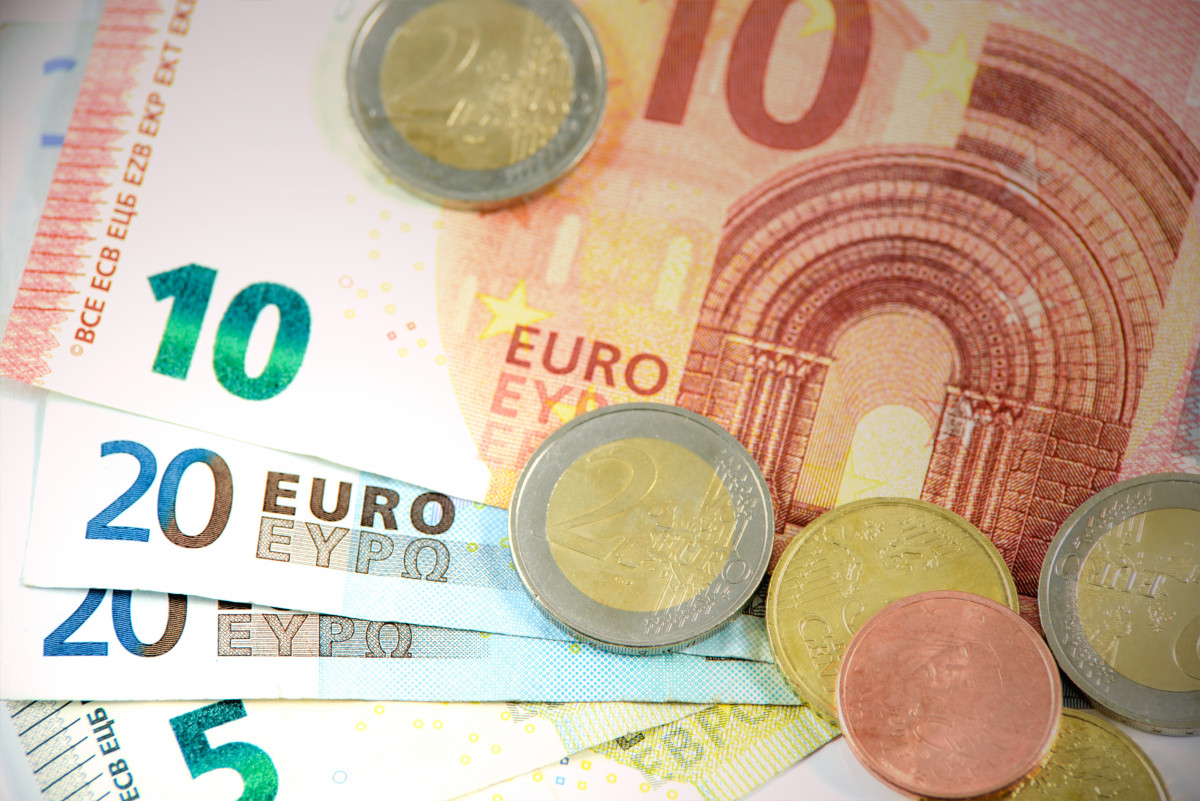 Eurosedlar i valörerna 5, 10 och 20 euro tillsammans med euromynt.