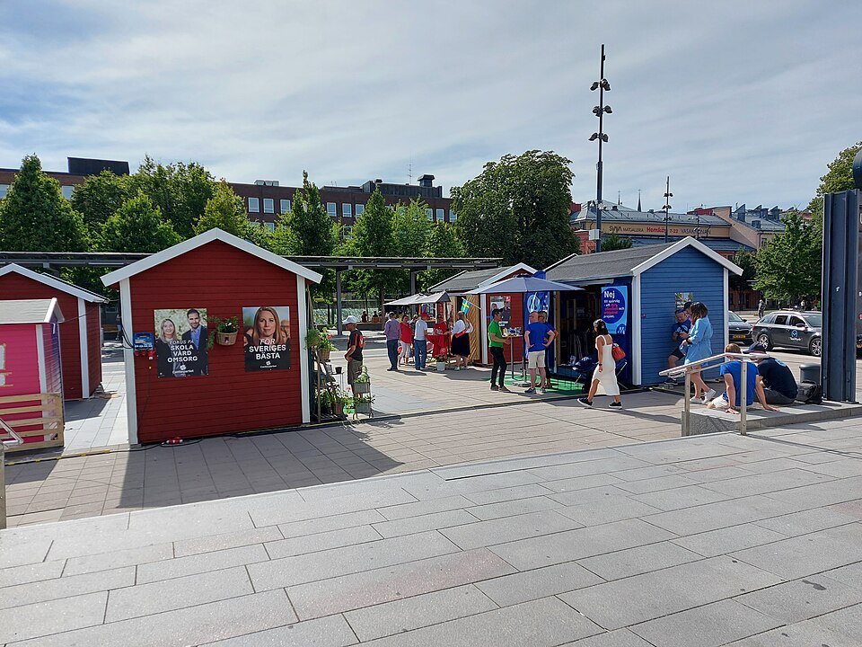 Valstugor på torg i Uppsala inför valet 2022