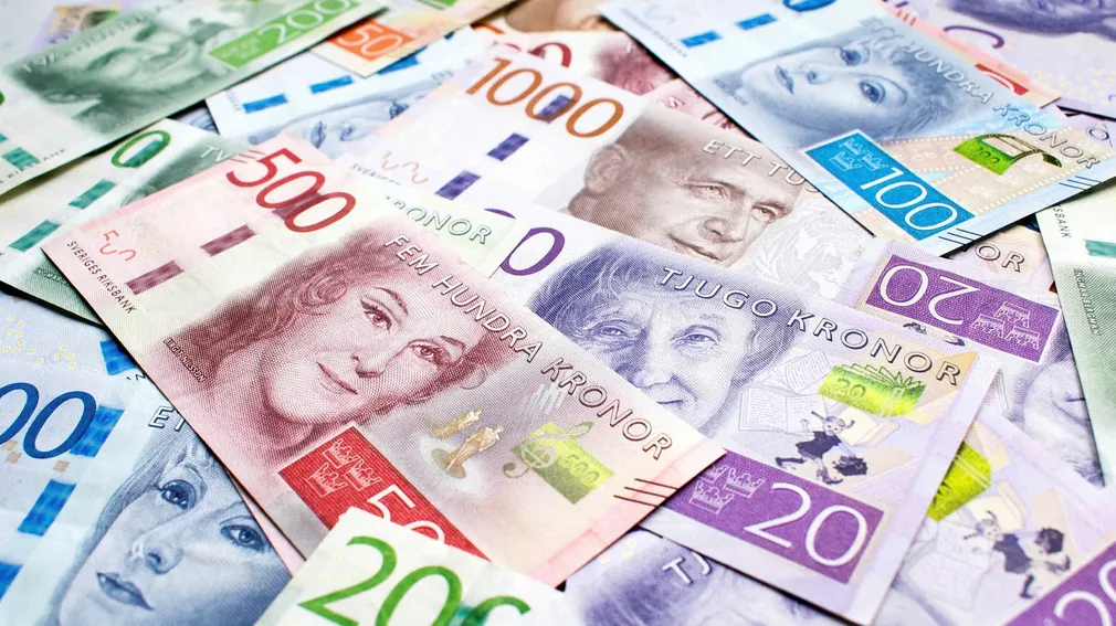 Svenska sedlar i flera valörer, bland annat 20, 50, 200 och 500 kronor, lagda omlott.