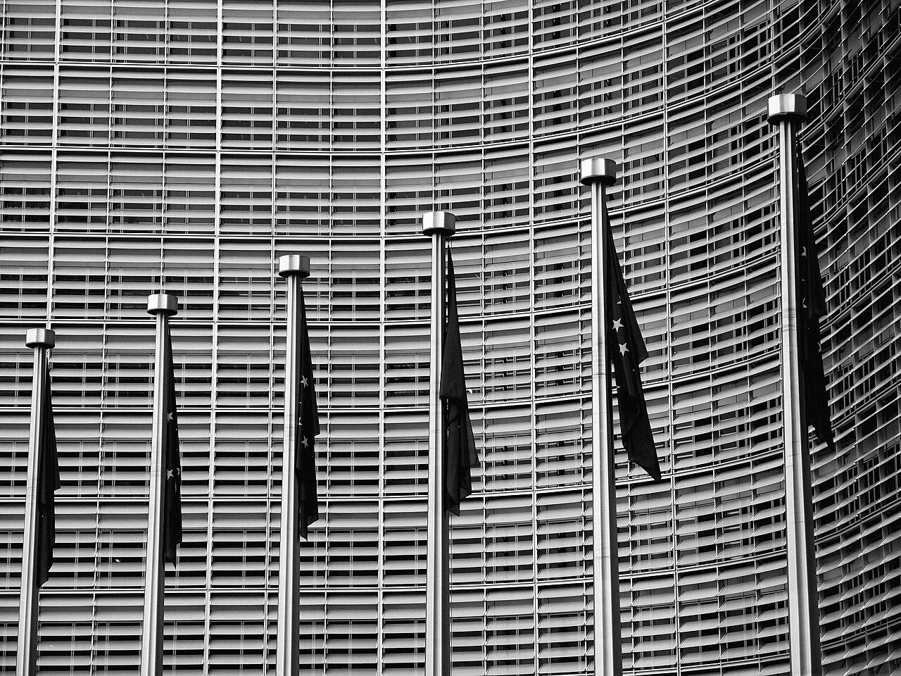 EU-flaggor framför EU-kommissionens Berlaymontbyggnad i Bryssel.